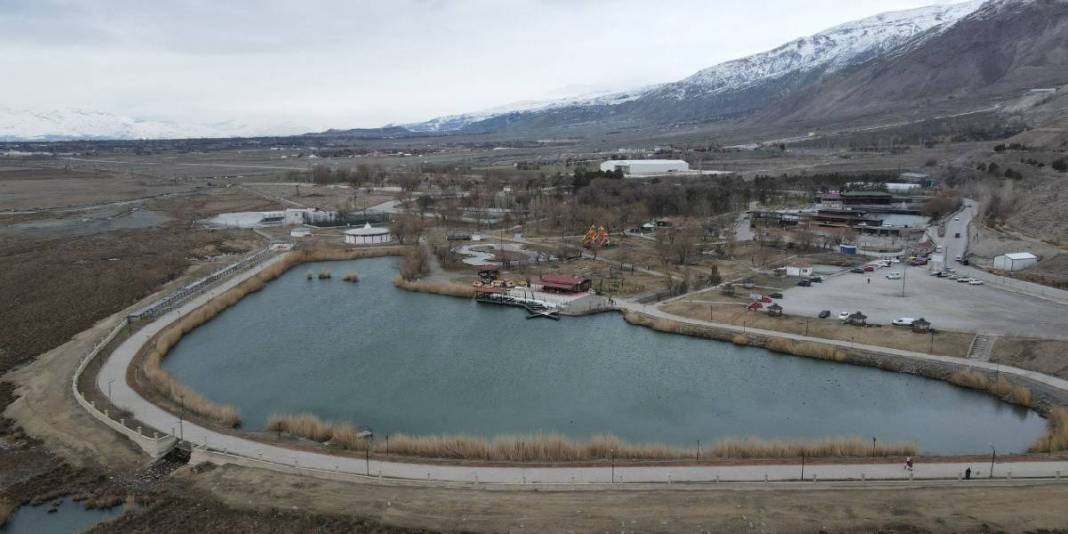 Dünyada böylesi çok nadir görülüyor! Burası Erzincan: 5 ayrı suyun çıkış noktası aynı! 2